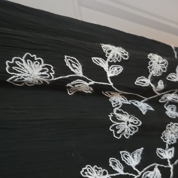 Long gauzy crinkle look, black lightweight, Long sheath Dress, white embroidery - Picture 12 of 13